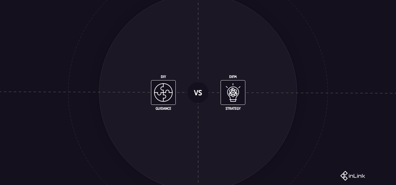 Mörk bakgrund med cirklar och två ikoner som illustrerar skillnaden mellan HubSpots onboarding och inLinks onboarding.
